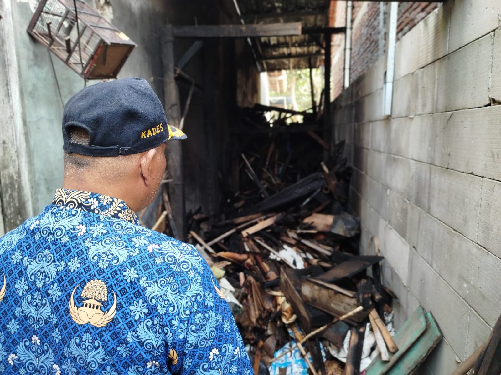Pak Kades meninjau kebakaran